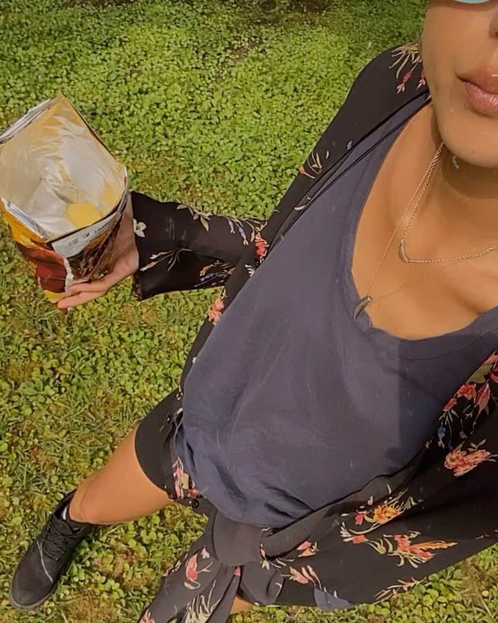 堀舞紀のインスタグラム：「🏕 . . . . 4連休、天気に揺さぶられましたが 思い立って近場のキャンプ場 へ。 . . 昼間はピーピーカンカン🌞 でいつもよりスナック菓子 が美味しかった🙃 . . . これからは 朝夕の寒暖差に怯える季節。 キャンプも更に荷物が増えて その日の思いつきで 出かけるのはもっと大変になりそだなー🙃 . . 勿論今回も忘れ物ダラケだった我が家。 .  でも今月も〜1回くらい行きたいな〜 目下忘れ物を少しでも減らすのが 目標〜 . . . 思いつきでドタバタ行った 先に思わぬ再会劇が くりひろがったので それはまた次の投稿にて。 . . . #camp ではスパッツ履きがち かさばらないから スパッツばっかり。。 足元はついにビーサンから ティンブーへと衣替えしました。 . 泥にも、 水にも強いティンブゥ、、 リバイバル感が強いけど 私の中でだけだね😂 . 生涯で何足目でしょうか。 これも履き潰そう！！！ . 冬はビーンブーツに衣替えするよ🙃 . #キャンプファッション #靴の話　と#スパッツ　の話。 . あー キャンプ行きたい。。 . . . テント1人で出来る様になりたいもんだ。。」