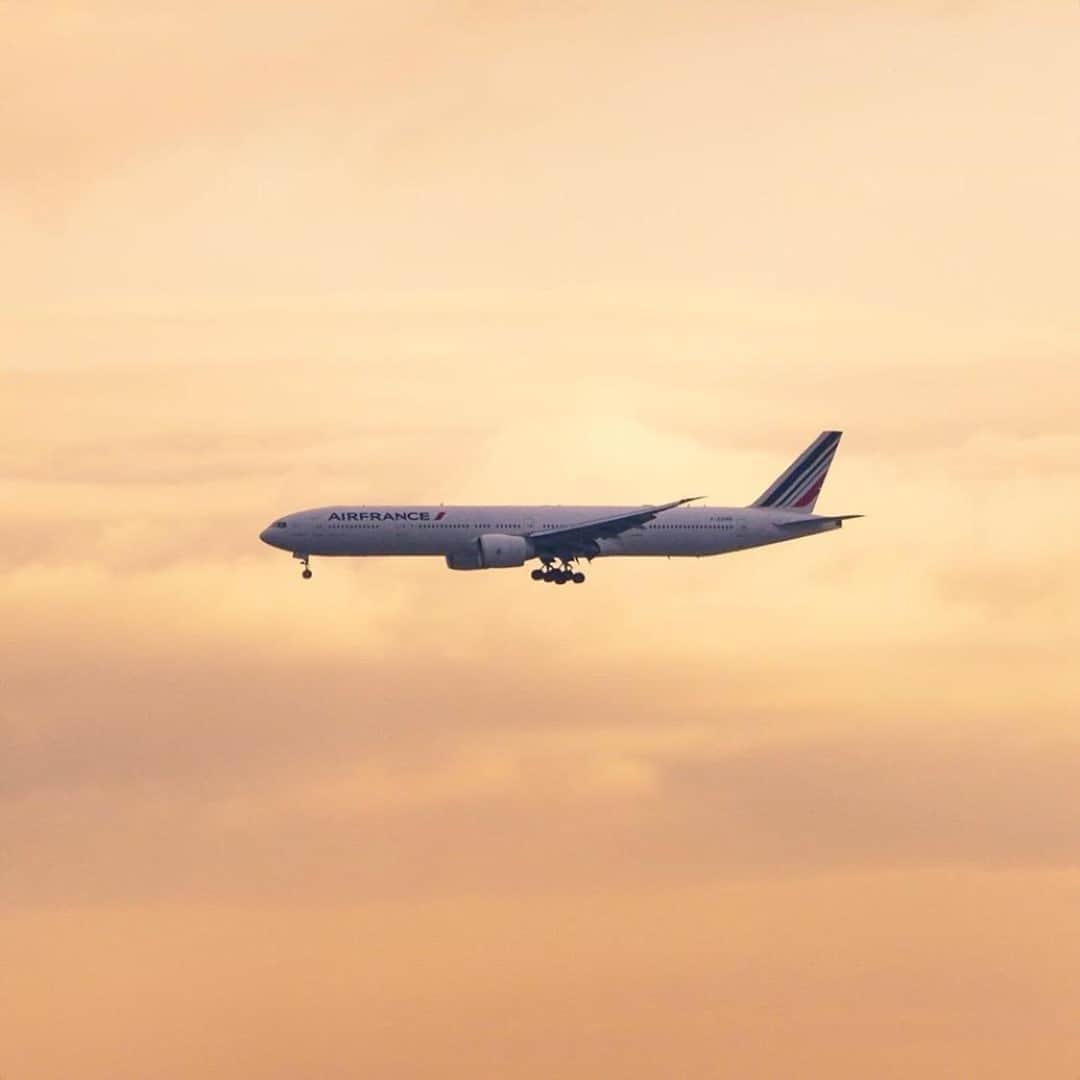 エールフランスのインスタグラム：「Ciel doré 💛 Golden hour 💛  Merci : @pierre_muller 📸  #AirFrance #EnvieDailleurs #wanderlust #travel #views #sky #travelspic #goldenhour #avgeek」