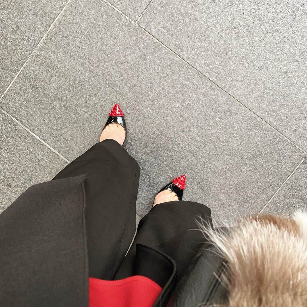 山名未紗のインスタグラム：「#autumncode 🍂 もうすっかり涼しくなりましたね  @louboutinworld 👠 @papillonner_pr 👜  過ごしやすくて秋も好き🍁」