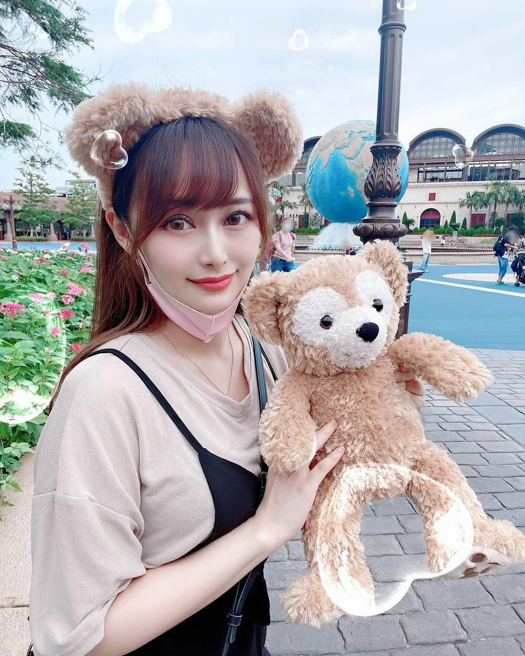 YU-RIのインスタグラム：「ダッフィのぬいぐるみ ずっと欲しいと思ってて やっと買えた🐻今更（笑） 新しい亀のキャラクター みんな持ってた笑笑🤣」