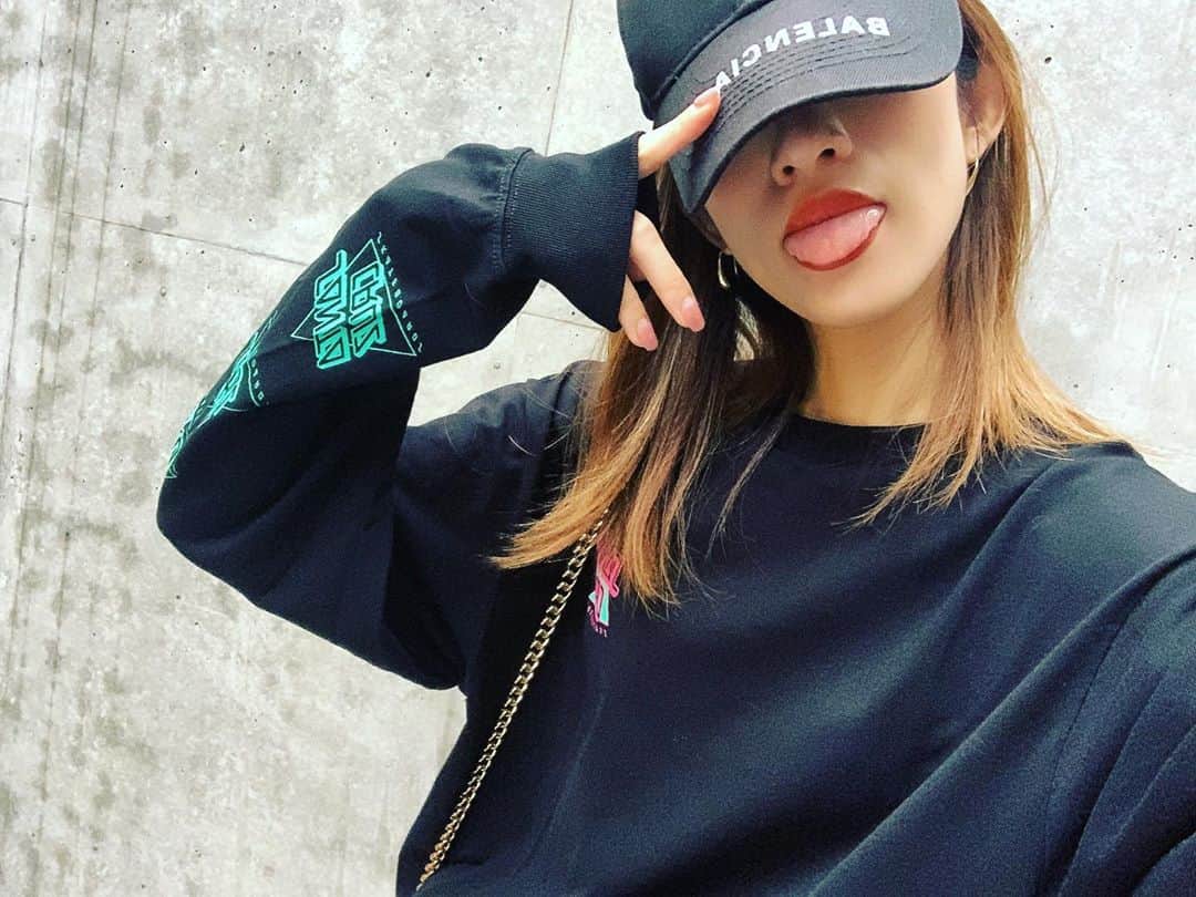 柳めぐみのインスタグラム：「. . 寒くなってくると大きめの洋服が着たくなって、ファッションがストーリート系になる😜 唯一した事ないファッションはラブリー系だな🤔 . #ストリートファッション #outfit  #wardrobe  #allblack  #allblackoutfit  #ファッション #秋冬 #オーバーサイズ」