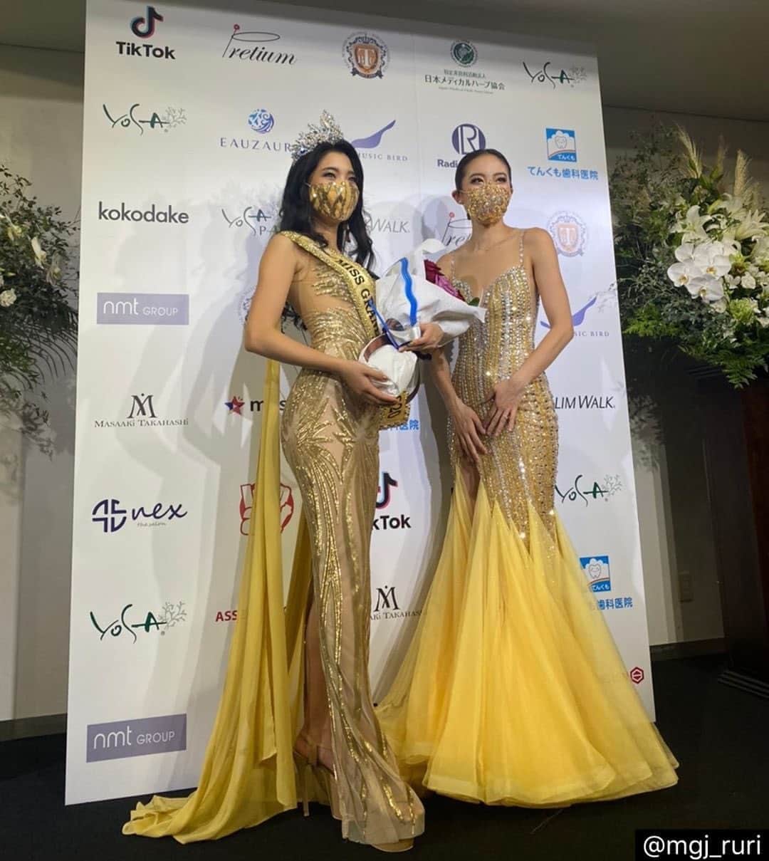 のインスタグラム：「Repost from MISS GRAND JAPAN 2020   @missgrandjapan2020_ruri 👑✨  ———————————-  吉井代表との大切な一枚📸✨ @miss_japan   暖かくて優しい吉井代表✨ステージ上でMiss Grand Japan 2020 として自分の名前を呼ばれたとき、私はとても驚いていました！(YouTubeを見たのですが、受賞の時だけ真顔です😂✨) 吉井代表にサッシュをかけていただいた時に言葉にならない気持ちがぐっと込み上げてきて、胸がいっぱいになりました😭✨  大会前の一週間はハードスケジュールということもあり、実は少し気持ちが沈みかけていました。人には相談せずに何でも自分で解決してしまおう！というような私なのですが、吉井代表とお話をして、心がすっと軽くなりました🥰 そして、本番は自分のベストな状態で臨むことができました❣️  セミファイナルの時から大変お世話になりました✨これからもよろしくお願い致します‼️世界大会も全力で挑みます💪🔥✨‼️  雪国生まれ育ち☃️🌾という共通点もとっても嬉しいです❤️  ． ．  facebook.com/sajiruri  ． ． ．  @missgrandjapan 🦋  @miss_japan  #missgrandjapan #mgj #missgrandinternational #peace  @missgrandinternational @missgrandfamily #japanartentertainment #ミスコン　#ミスグランド　#ミスグランドジャパン　#平和 #ミスグランドジャパン2020 #ミスコンテスト #美意識　#成長できるミスコン　#健康　#健康美 #インナービューティー #フォロー #beautypageant #Japan #Japanese  #コロナに負けるな  #ミスコン挑戦中 #自分磨き #ビキニ #旅女 #筋肉女子 #missgrandjapan2020 #日本代表 #グランプリ #世界大会」