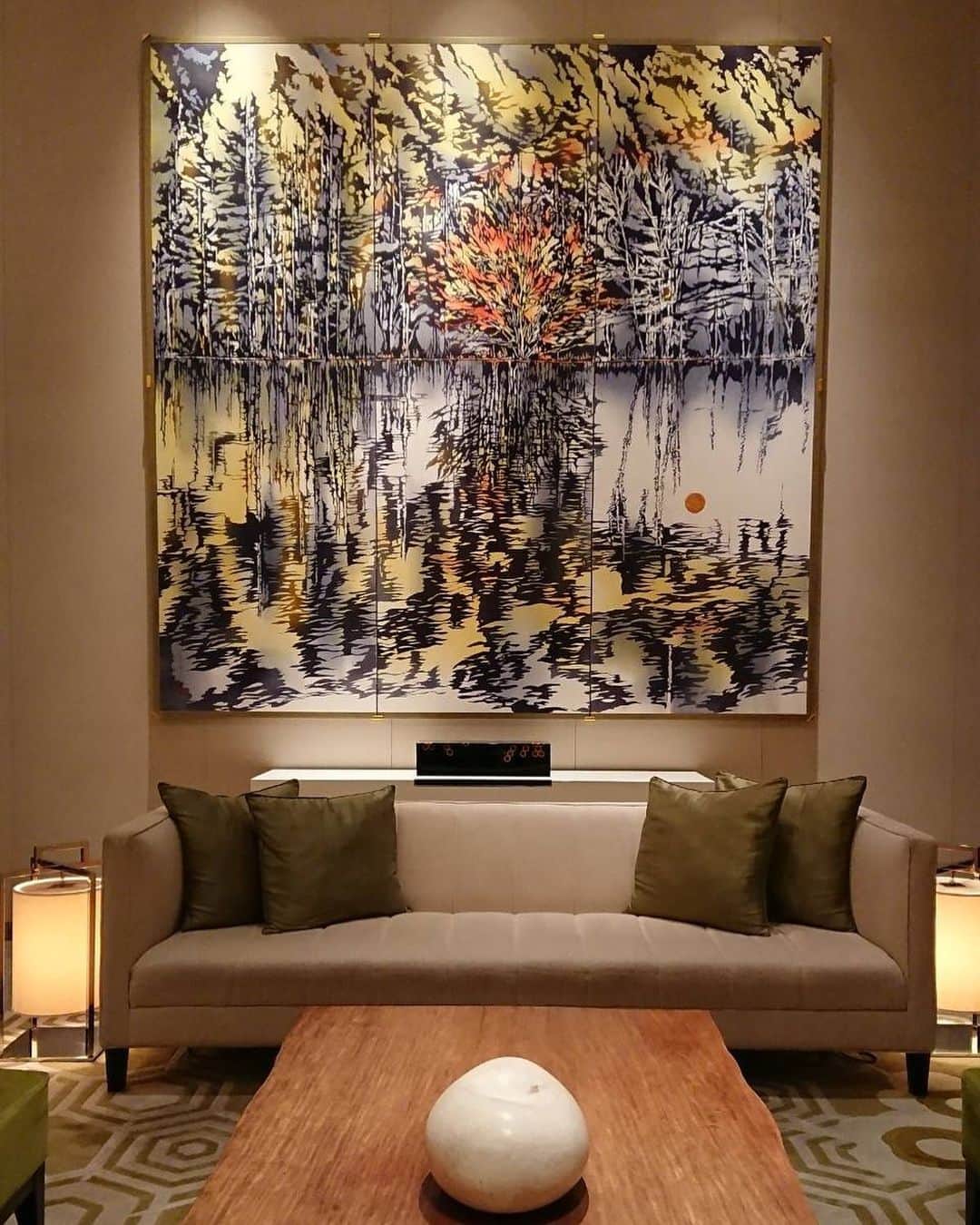 のインスタグラム：「新しい季節に向けて変わったロビーのアート。秋めく風景に思いを馳せて。 The artwork in the lobby has changed for the coming season. Come feel the bright feeling of autumn.  #秋分の日 #秋の訪れ #秋の風景 #鳥羽美花 #型染め #ロビー #ホテルロビー #衣替え #アートのある暮らし #アートのある生活 #アート作品 #ホテルインテリア #丸の内 #パレスホテル東京 #autumniscoming #autumnair #TobaMika #hotelswithart #artpiece #artcollection #artwork #katazome #hotellobby #hotelinterior #uncommontravel #lhwtraveler #Marunouchi #PalaceHotelTokyo」
