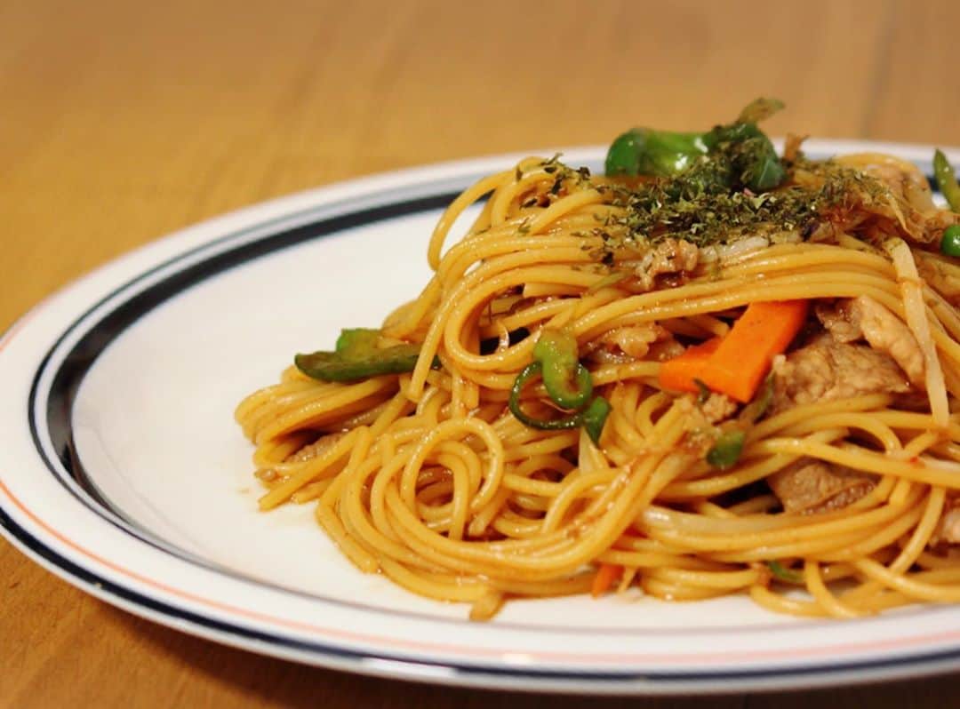 川島章良のインスタグラム：「. . . 今回作ったのは『パスタ焼きそば』です。  焼きそば食べたーい。でもスーパーに焼きそば買いに行くのがめんどくさーいときにはパスタで焼きそば。  パスタはだいたいお家にあるんで簡単に焼きそばできちゃいますよ。  焼きそばの味って無性に何故か急にたべたくなってじう。  材料  ・パスタ 1束 ・ウスターソース　　大さじ2 ・オイスター　　大さじ1 ・焼肉のたれ　　　少々 ・豚こまぎれ　50g ・人参　　お好み ・もやし　　１/２パック ・ピーマン　　1個 ・だしパック　1/2個 ・きりいか　お好み　　 ・青のり  あれ？あれ？っておもうほど美味しいよ。  ってね。  作り方はYouTubeのかわだしクッキングを観てください。  #焼きそば #パスタ #パスタ焼きそば #だしパック #だしパック料理研究家 #屋台 #かわだしクッキング」