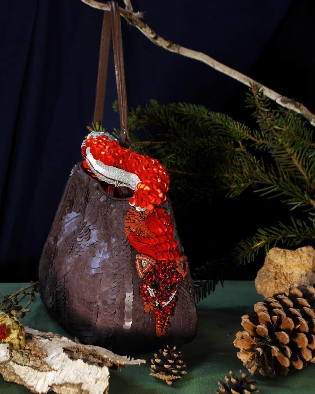 ジャマンピュエッシュのインスタグラム：「The Teumessian fox is revealed on the side of the Carolina bag with an embroidered 3D tail rising over the strap for an ultra-original look.」