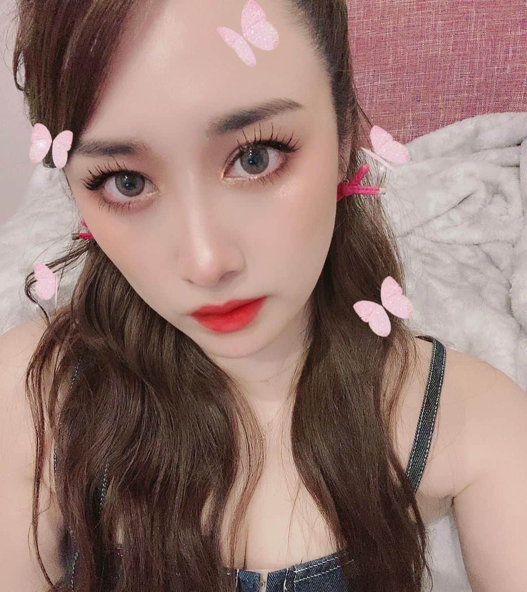 飛鳥凛のインスタグラム：「久しぶりに#メイク 💄 ヨガや運動の成果と#脂肪溶解クリーム でしてるマッサージの効果が出始めて昔のワンピースが着れた😭 自粛期間前よりもっとスッキリした体のライン目指して明日からも頑張る！！！！」