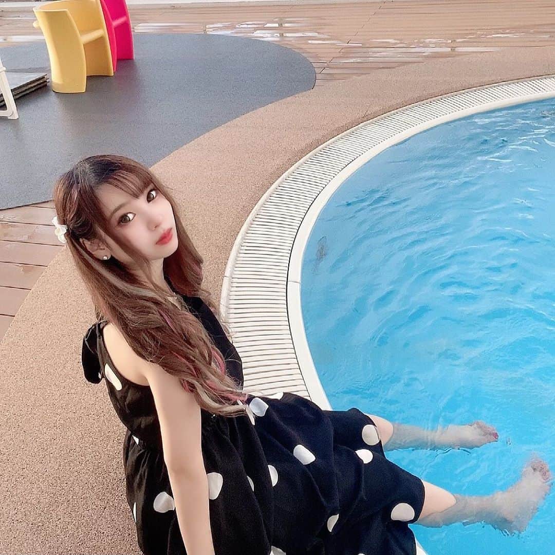嶋谷愛（あいちゅん）のインスタグラム：「. I’m going solo🖤💗 . . . . #沖縄 #沖縄旅行 #okinawa #宮古島 #石垣島 #プール #pool #l4l #❤」