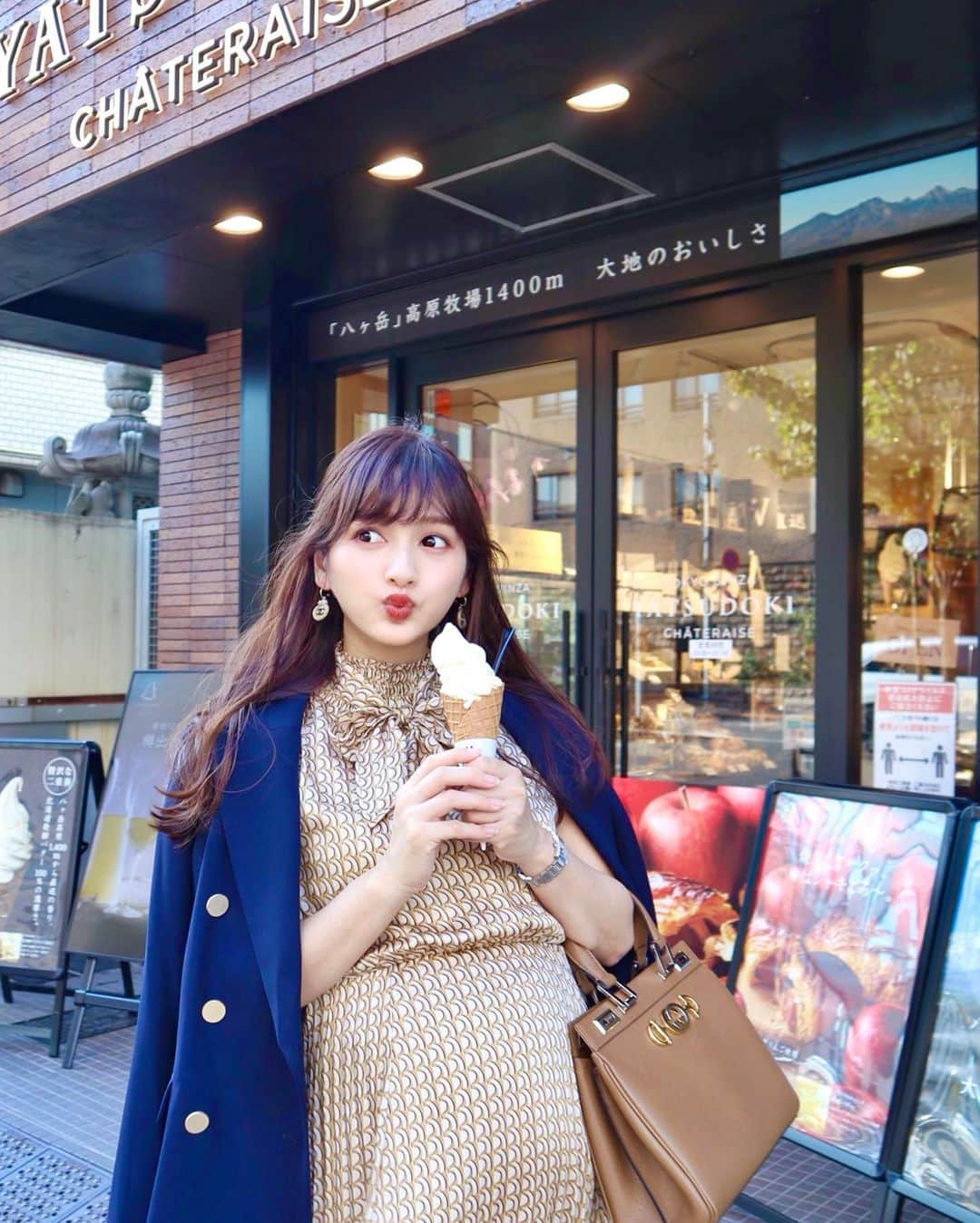 加藤瑠美さんのインスタグラム写真 - (加藤瑠美Instagram)「発酵バターソフト🥺ྀི🍦🧈 通りかかってついつい買ってしまった… なめらかで濃厚で幸せの味でした🤍  お土産に、と迷って迷ってアップルパイとショートケーキも買ったよ🍎🍰 止まらない甘いもの欲…🥺ྀི💭💭  手土産に良さそうな焼き菓子もたくさんあった❣️ 7月末にopenしたみたい🤭  📍 YATSUDOKI白金台 東京都港区白金台4-5-6 03-3441-2688  #rubi__restaurant#instafood#instagood#happy#dinner#japanesegirl#japanese#icecream#cafe#yatsudoki#マタニティーライフ#ぷんにーらいふ#妊娠10ヶ月#初マタ#臨月妊婦#臨月#マタニティファッション#プレママ#第一子妊娠中#白金台#トラットリア#白金台グルメ#手土産#yatsudoki白金台」9月23日 17時44分 - katorubi