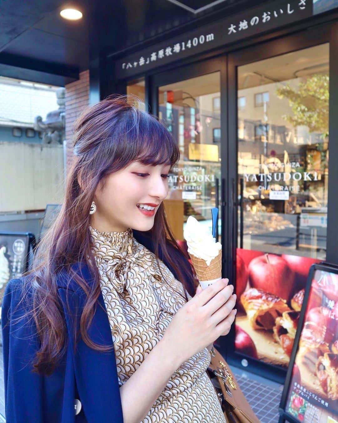 加藤瑠美さんのインスタグラム写真 - (加藤瑠美Instagram)「発酵バターソフト🥺ྀི🍦🧈 通りかかってついつい買ってしまった… なめらかで濃厚で幸せの味でした🤍  お土産に、と迷って迷ってアップルパイとショートケーキも買ったよ🍎🍰 止まらない甘いもの欲…🥺ྀི💭💭  手土産に良さそうな焼き菓子もたくさんあった❣️ 7月末にopenしたみたい🤭  📍 YATSUDOKI白金台 東京都港区白金台4-5-6 03-3441-2688  #rubi__restaurant#instafood#instagood#happy#dinner#japanesegirl#japanese#icecream#cafe#yatsudoki#マタニティーライフ#ぷんにーらいふ#妊娠10ヶ月#初マタ#臨月妊婦#臨月#マタニティファッション#プレママ#第一子妊娠中#白金台#トラットリア#白金台グルメ#手土産#yatsudoki白金台」9月23日 17時44分 - katorubi