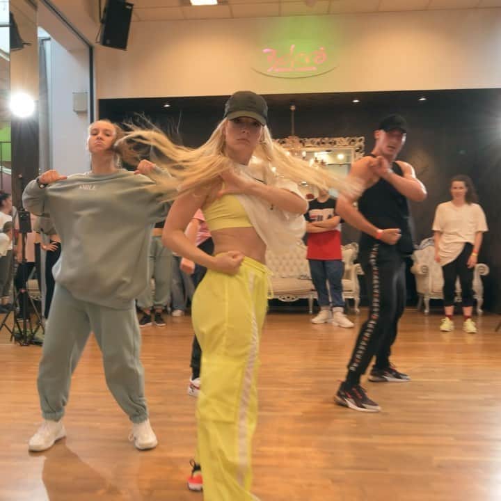 Nika Kljunのインスタグラム：「“Imma Popstar, not a ⚔️!” #nikakljunchoreography @bolero_dance 🧨 . Switch to @bolero_dance to see the full video 😎 and follow us. Will be posting more clips soon. My heart is so happy and filled with joy. This class was 🔥🌪!! . 👯‍♀️: @anavodisek @timklemencic @katjusapremk @danaja_azman @nikakljun 👞: #nikakljun 🎶: #popstar @djkhaled @champagnepapi remix by @jakakusar 🎥: @tijaazman_photography  📍: @bolero_dance . #dancefamily #dancevideos #danceclasses #hiphopdance #worlddance #choreographers #atitudes #bolerodance #djkhaled #drake」