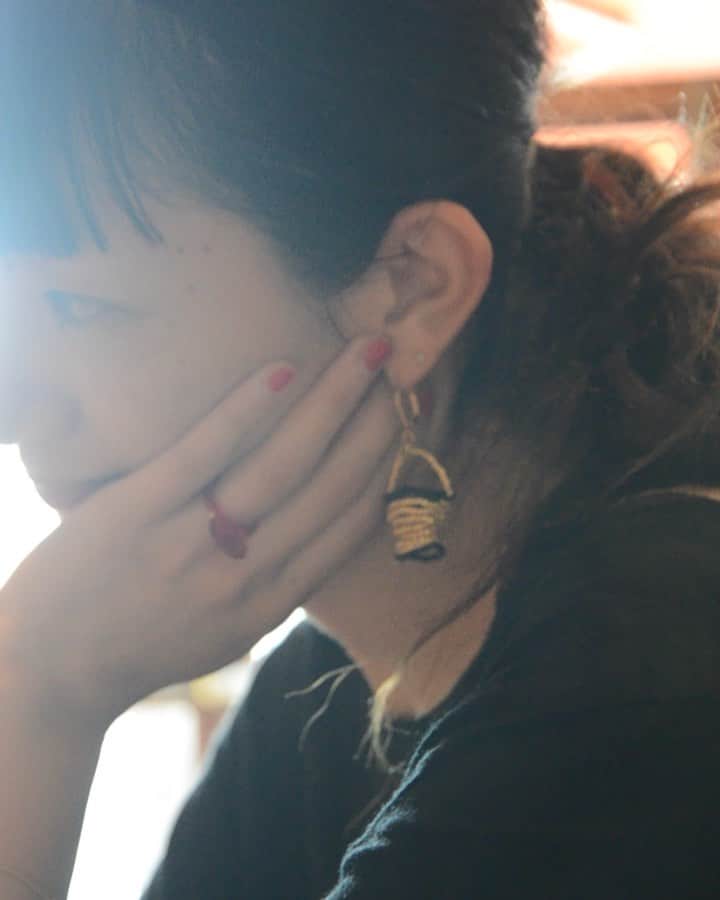 シアタープロダクツのインスタグラム：「ビーズバスケットピアス・イヤリング ￥4,800 COLOR：BLACK,RED,PURPLE,GOLD,SILVER  #theatreproducts  #シアタープロダクツ #omotesando  #omotesandoonline #offcialonlineshop #zozotown #beadsaccessory  #beadsbasket」