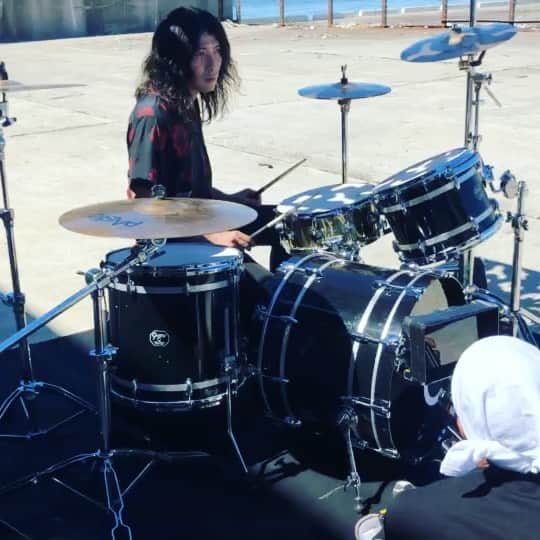渡邊一丘のインスタグラム：「本日21:00に"Beast Mode"のMV解禁です。メンバー一同いたく気に入っております。  プレイヤーもぶっ飛ぶくらいの灼熱の中、撮りました。俺のドラム黒いから、表面で目玉焼き焼けそうだった。そんな中で皆一丸となって頑張ったのでみてね。  #AFOC2020 #フラッド2020」