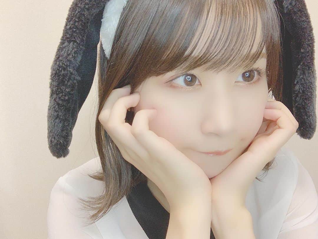 八木沙季のインスタグラム：「🐶🐶 . ユニバ行きたすぎてスヌーピーの カチューシャつけて写真撮った💁🏻‍♀️笑 年パス切れる前にまた行きたいなー☺️❤︎ .」