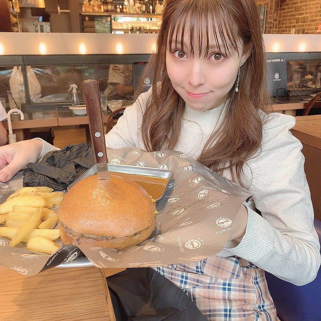 西村ケリーさんのインスタグラム写真 - (西村ケリーInstagram)「GOKU BURGER🍔 in Omotesando 展示会前の腹ごしらえ🍴 大きいハンバーガー🍔でしたっ！！ 黒い手袋つけて🧤切って食べるハンバーガー！！食べ応えたっぷりでした！✨  #gokuburger #ゴクバーガー　#石垣牛 #いしがまやハンバーグ #表参道　#表参道ランチ　#ハンバーガー　#🍔　#表参道  #🍟　#omotesando #humburger  #ishigakibeef #burger #burgertime #lunch #tokyo」9月23日 17時54分 - kellynishimura8