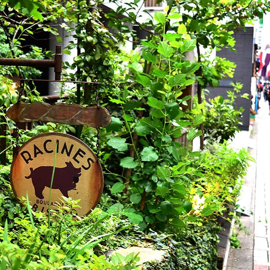 レッツエンジョイ東京さんのインスタグラム写真 - (レッツエンジョイ東京Instagram)「. ✩★------------------﻿ 都会に緑がいっぱい！﻿ 穴場カフェのアフタヌーンティー﻿ ------------------✩★﻿ ﻿ 都内有数の繁華街・池袋エリアにある、まるでフランス郊外のビストロのような雰囲気の、緑に囲まれた穴場スポット「RACINES Boulangerie＆Bistro（ラシーヌブーランジェリアンドビストロ）」。﻿ 同店で人気のアフタヌーンティーは、平日は14時から17時、土日祝日は15時から17時までで、2時間制（事前予約制）。週末は予約で埋まってしまうことが多いそうなので、早めに予約をするか、平日を狙ってまったりお茶するのがオススメです。﻿ アフタヌーンティーについてくる紅茶は店員さんが席を回って注いでくれるそう。セットのクロワッサン、サンドイッチ、焼き菓子にスコーンなどは、幸せを感じられるメニューばかりですよ♪﻿ ﻿ ﻿ ☕：RACINES Boulangerie＆Bistro﻿ 📍：池袋﻿ ﻿ 詳細はアカウントトップから ☞@lets_enjoytokyo﻿ ﻿ ﻿ #レッツエンジョイ東京 ﻿ #池袋カフェ ﻿ #東京カフェ ﻿ #東京スイーツ﻿ #スイーツ ﻿ #パン﻿ #アフタヌーンティー﻿ #afternoontea﻿ #ご褒美スイーツ ﻿ #スイーツ女子 ﻿ #ヌン活﻿ #instafood﻿ #ラシーヌ﻿ #ラシーヌ池袋﻿ #池袋グルメ﻿ #ラシーヌブーランジェリアンドビストロ﻿ #紅茶﻿ #カフェ好きな人と繋がりたい﻿ #カフェ巡り好きな人と繋がりたい」9月23日 17時54分 - lets_enjoytokyo