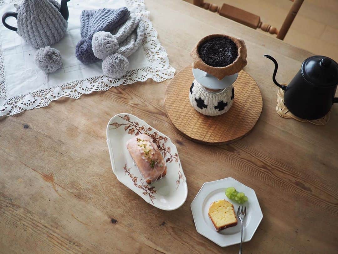 のインスタグラム：「𓂃  ミニパウンド型でレモンケーキ  本のレシピで３つ分焼けました  なんだか得した気分　☺︎◞♡  _  娘が使い捨てフィルムカメラ🎞の現像をしたら  ノスタルジックな雰囲気に撮れていました  iPhoneにもその場で画像を転送してくれてビックリ  昔のフィルムカメラ📷もまた使ってみたくなりました  _  #クロスのcoffeecozy #amu_teacozy #珈琲時間　#中川ワニ珈琲　#kono式　#手編み #菓子屋シノノメの焼き菓子 #レモンケーキ」