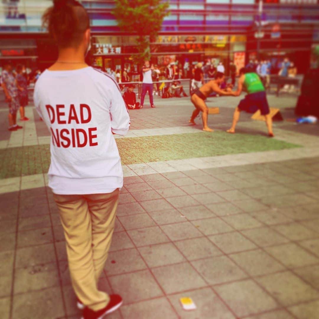 マシュー・チョジックのインスタグラム：「#deadinside 🧟‍♀️👟 #散歩中 #東京 #Tokyo #onawalk #Japan #sumo #相撲」