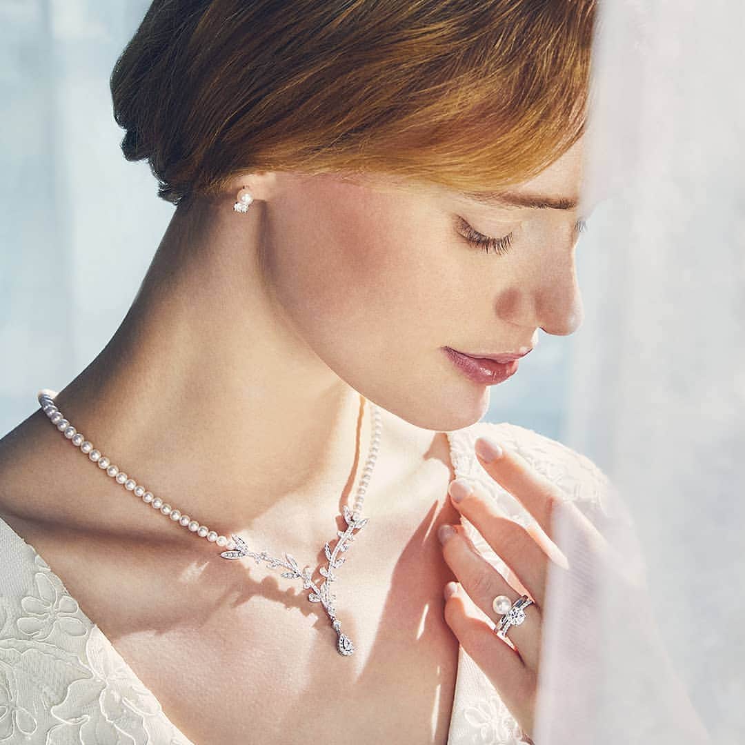 のインスタグラム：「‘Claire’, a new necklace in the TASAKI BRIDAL lineup. Delicate lines of diamonds and pearls feature in this sparkling design that gently snuggles next to a bride's neckline, enhancing her beauty with a resounding glow. #TASAKI #TASAKIbridal #TASAKIClaire #TASAKIbalance #balanceneo #TASAKIdiamond #diamond #TASAKIpearl #pearl #necklace #earrings #bridalring #engagementring #wedding #bridal」
