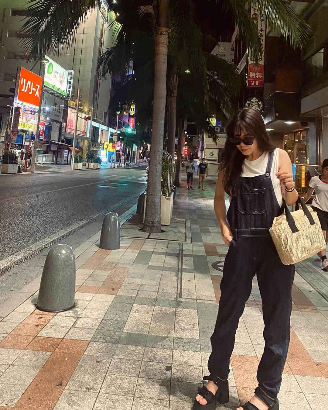 のインスタグラム：「. 最近寒くなってきたなぁあ 秋冬の服着れるのは嬉しい😃 でも寒いの嫌い🥶 . .  #dance#followme#ダンス#japan#osaka#fashion#smile#make#大阪#関西#AAA#いいね#美容#前髪#イヤリングカラー#沖縄#旅行」
