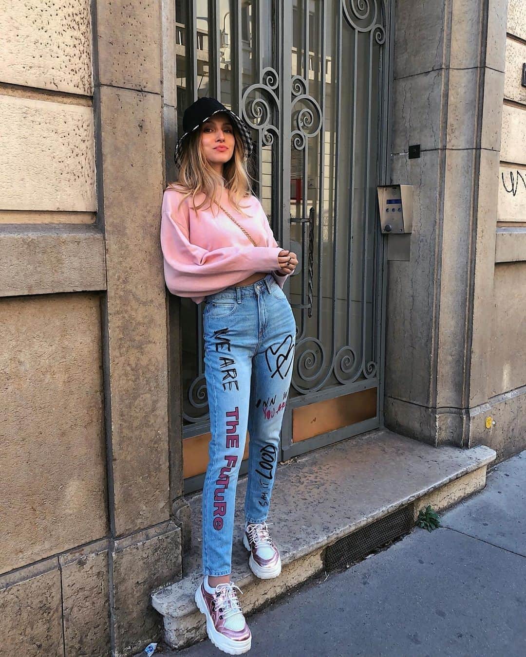 TALLY WEiJLさんのインスタグラム写真 - (TALLY WEiJLInstagram)「Babe @annelyse_desanto is making a fashion statement rocking our Printed Mom Jeans 🔎 SPADESIENNA. Get yours online and in stores right now ✨」9月23日 18時01分 - tally_weijl