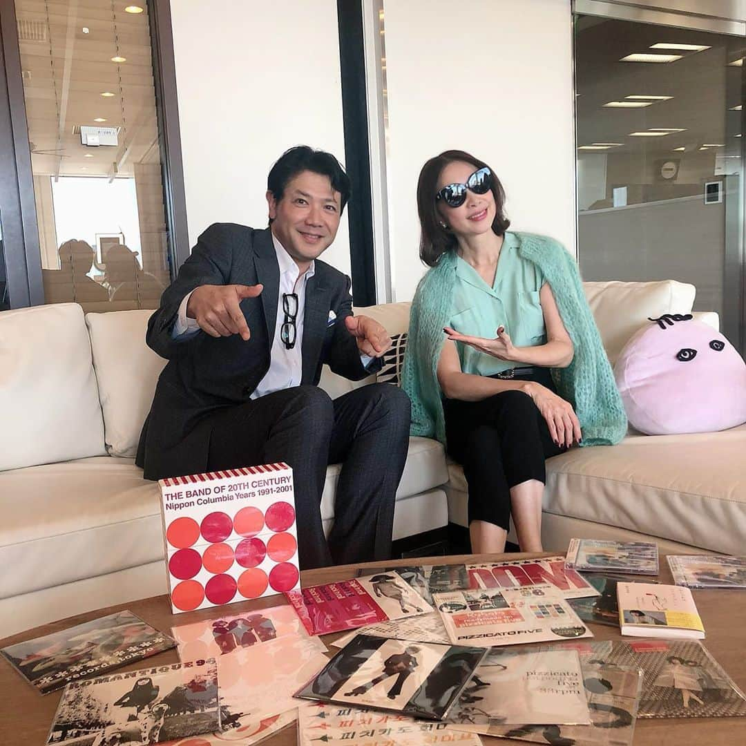 野宮真貴さんのインスタグラム写真 - (野宮真貴Instagram)「明日9/24 別所哲也さんの「J-WAVE TOKYO MORNING RADIO」に出演（8:30am予定）します〜♪﻿ 明日オープンのモバイルファンクラブ「おしゃれ御殿」についてトーク♡聴いてね。﻿ ﻿ 写真は昨年スタジオにおじゃました時のもの。 ﻿ #J-WAVE #TOKYOMORNINGRADIO #別所哲也 #野宮真貴 #missmakinomiya﻿ #おしゃれ御殿」9月23日 18時00分 - missmakinomiya