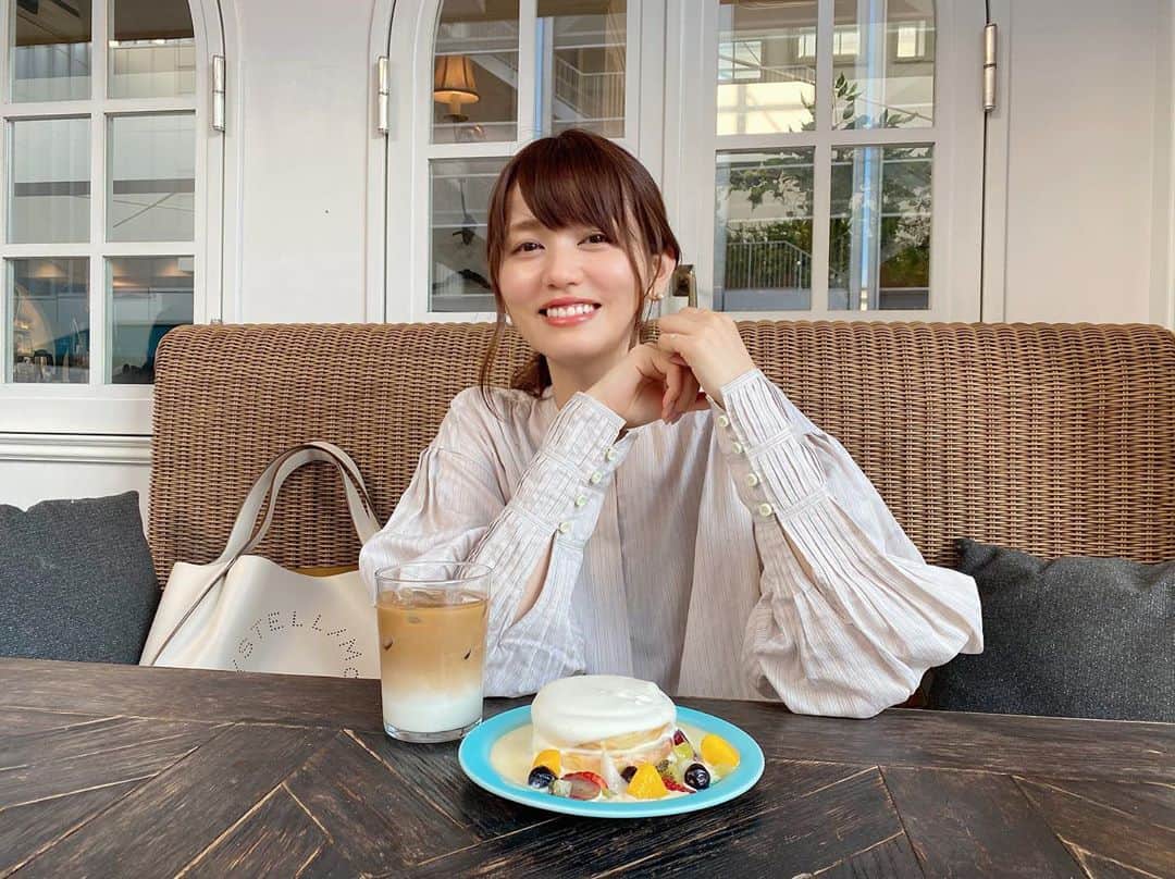 藤井ゆきよさんのインスタグラム写真 - (藤井ゆきよInstagram)「このシャツは袖のところがかわいくて気に入ってるよ  シャツ　@uhruhruhr  bag  @stellamccartney   #uhr  #ウーア #stellamccartney  #昨日の投稿のつづき #写真はいいから #早よ食べ」9月23日 18時01分 - yukihachi58