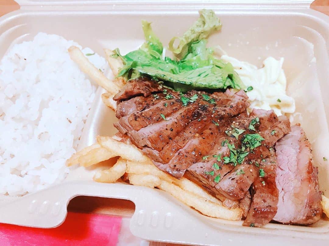 諏訪彩花のインスタグラム：「ぐおおおお！！！この間Uberで頼んだステーキ✨ 今日はこれからお味噌汁つくる…笑。優しいやつ。」