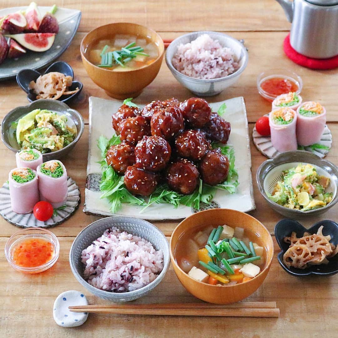 yunaのインスタグラム：「♩ #レシピあり . . 甘辛肉団子(レシピ↓) ゴーヤとベーコンの卵とじ 生春巻き のっぺい汁 れんこんきんぴら 雑穀ごはん いちじく . . 🍳【甘辛肉団子】１２～１５個分 . 🥕材料 豚ひき肉　３５０ｇ 玉ねぎ　1/2個 ○しょうがのすりおろし　小さじ１ ○酒　大さじ１ ○醤油　大さじ１ ○ごま油　小さじ１ ○塩コショウ　少々 ○片栗粉　大さじ２ ★水　大さじ３ ★醤油　大さじ２ ★砂糖　大さじ２ ★ケチャップ　大さじ１ ★酒　大さじ１ ★みりん　大さじ１ ★酢　大さじ１ ★オイスターソース　大さじ1/2 ★片栗粉　小さじ１ 白いりごま　大さじ１～２ 揚げ油　適量 . . 🥕つくりかた ①玉ねぎはみじん切りにする。★は混ぜ合わせておく。ボウルに豚ひき肉、玉ねぎ、○を入れてよく混ぜる。１２～１５個に分けてまるめておく。  ②揚げ油１６０～１７０℃でじっくり揚げる。全体に焦げ目がついたら取り出す。  ③フライパンに★と②を入れて火をつける。中火で加熱し、タレにとろみがついたら白ごまを入れる。全体に混ぜたら出来上がりです♪ . . #yunaご飯#lin_stagrammer#kurashiru#delistagrammer#Japanesefood#ロカリキッチン#デリスタグラマー#クッキングラム#クッキングラムアンバサダー#タベリー#フーディーテーブル#Kissカメラ#iegohanphoto#てづくりごはん365#おうちごはん#おうちごはんlover#ママリクッキング#マカロニメイト#おうちごはん通信#キッチングラム#おうちカフェ#夜ごはん#晩ごはん#dinner#小石原焼#翁明窯元#レシピ#上鶴窯」