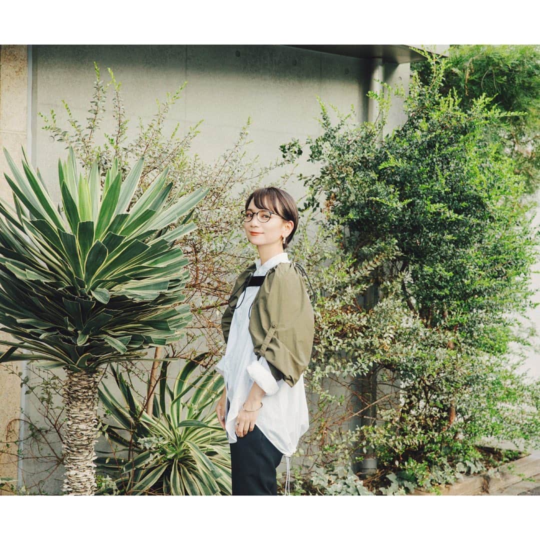 Zoff Officialのインスタグラム：「《べっこう柄で秋を始める》 定番のべっこう柄のフレームは一本持ってると便利なアイテム。フレームの太さや色味など、自分の顔や肌色にぴったりの一本を探してみて🍁  *モデル着用 Zoff SMART ZJ71017_C-1B ¥11,000(税込)  *写真2枚目（上から） 存在感とかけやすさを両立したシェイプ ZA201012_49A1 ¥5,500(税込)  おしゃれ上級者におすすめのインナーリム ZO201009_49A1 ¥11,000(税込)  かけ心地抜群のZoff SMART ZJ71017_C-1B ¥11,000(税込) モデル着用  model @imaima1118  ※店舗により在庫数が異なります。予めご了承ください  #zoff #ゾフ #Zoff女子 #ゾフ女子 #メガネ女子 #メガネ #べっこう #べっこう柄 #べっこうメガネ #コーデ #今日のコーデ #ファッション #ファッションコーデ #秋ファッション」