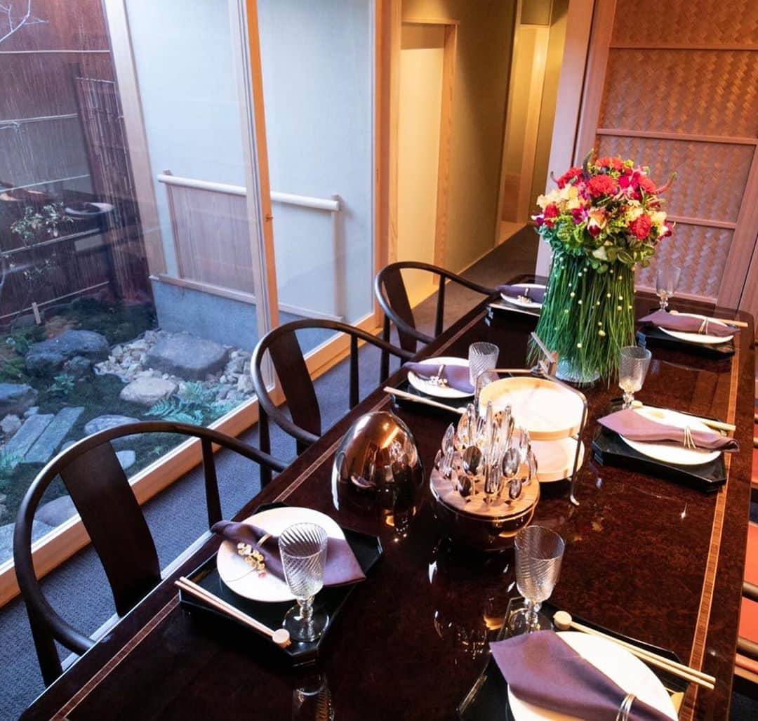 明星優花さんのインスタグラム写真 - (明星優花Instagram)「京都旅行でお泊まりした、3LDKの広々とした素敵なお宿❤️ 気になってる方が多かったみたいなので… 再びご紹介❤️😆  由緒ある京都の宮大工が建てた純和風家屋で家具も五つ星ホテルで使用している最高級品をオーダーメイド品を使用しています。  当施設の売りである黄金の茶室は大阪城に有る豊臣秀吉の黄金の茶室と同じ手法で京都の金箔加工師が金箔加工してくれて金箔加工体験もしてくれます。  こちらのお宿は… 一泊20万円税別 2泊から9名まで宿泊可能です✨  各種体験コースは６人まで体験可能で15万円税別です✨  〒605-0811 京都府京都市東山区小松町５６２−６ https://goo.gl/maps/mX2iMzFvmSebxYbj8  世界で唯一中に入れる黄金の茶室での体験✨ 1、黄金の茶室を作った金箔師が教える金箔加工体験 2、お茶体験 3、天井絵を描いてくれた先生が教える日本画体験  今回私の投稿を見てご予約して下さった方には何と✨ 上記の体験コースが一つ無料で受けられます😆  これを機にぜひ、こちらの素敵なお宿で一泊いかがですか⁉️😆💓  こんなところを予約してもらった時には女性はみんなイチコロ〜🤣💕  HP https://www.kyototenyu.com/jp/  #京都 #旅 #旅行 #町家 #女子会 #宿泊 #宿 #無料体験 #VIP #セレブ #KyotoTrip  #JapanTravel  #GoldenTeaHouse  #Luxury #onlyintheworld  #Goldleafexperience #Kyoto #Maiko #Highendtravel #PrivateTravelDesigner #LuxuryTravel #欧米富裕層向け旅行会社 #art #Japanart #privatehouse #Tearoomexperience #黄金の茶室 #豊臣秀吉黄金の茶室で金箔加工体験 #黄金の茶室でお茶体験 #日本画体験」9月23日 18時05分 - yuka1219yuka
