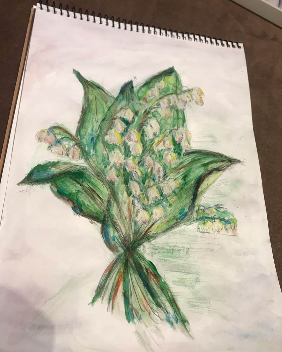 尾形穂菜美のインスタグラム：「急に画伯してみた。 すずらん。  アクリル絵の具とキャンバスが売ってなかったから、 近くの100均の水彩絵の具とスケッチブックで 練習したよー👩🏻‍🎨  だから一応水彩画🙂  #水彩画」