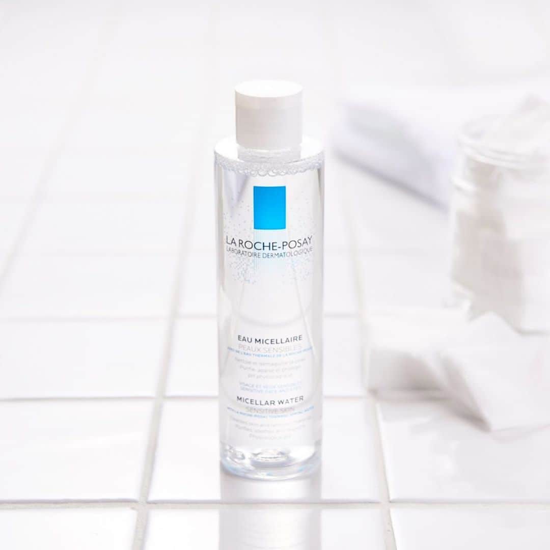 LA ROCHE-POSAY JAPAN ラロッシュポゼのインスタグラム：「＼ 数量限定！Buy 1 Get 1 ミセラークレンジングウォーター ／ . 1本3役、拭き取るだけで ✔︎メイク落とし ✔︎洗顔 ✔︎保湿 が可能な拭き取りタイプのメイク落とし　#ミセラークレンジングウォーター . 現在、数量限定で1本お買い上げいただくともう1本ついてくるお得なキットをご用意しています！ 同じ値段で2本ゲットできるので、試しにお友達とシェアしたいという方などオススメです✨ こちらはなくなり次第終了となりますので、その点ご了承ください。 . 洗い流しもダブル洗顔も不要！なミセラークレンジングウォーターをぜひこの機会にお試しください🌿 詳細はプロフィール欄のURLからウェブサイトをチェックしてみてくださいね。 . ミセラークレンジング ウォーター キット  200mL + 200mL 2,860円（税込） #ラロッシュポゼ #larocheposay #乾燥肌 #敏感肌 #敏感肌対策 #スキンケア #低刺激 #敏感肌コスメ #保湿対策 #保湿ケア #乾燥対策 #基礎化粧品 #コスメ好きさんと繋がりたい #コスメ紹介 #コスメ好き #ツヤ肌 #コスメ情報 #クレンジング #美肌レシピ #美肌作り #肌荒れ改善 #素肌感 #素肌美人 #素肌美 #シートマスク #スキンケアマニア #肌メンテナンス #肌断食 #敏感肌スキンケア」