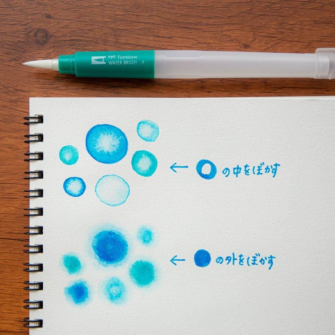 トンボ鉛筆さんのインスタグラム写真 - (トンボ鉛筆Instagram)「水筆を使った基本のぼかし方２つを比べてみました！ ABTと一緒に使うと手軽に水彩表現が楽しめることで人気の水筆。今回は「塗った外側をぼかす」「塗った内側をぼかす」の２つの方法をご紹介します。 自分の好きな表現をいろいろ研究するのも楽しいので、参考にしてみてください🌷 . . . #tombowfunart #tombow #dualbrushpen #tombowdualbrushpen #tombowbrushpen #withtombow #handwritten #drawing #drawings #draw #waterbrush #drawingaday #ABT #トンボ鉛筆 #watercolor #watercolorflorals #watercolorillustration #watercolorpainting  #tombowwaterbrushpen #トンボ水筆 #水彩画アート #水彩絵具とペン」9月23日 18時09分 - tombowpencil