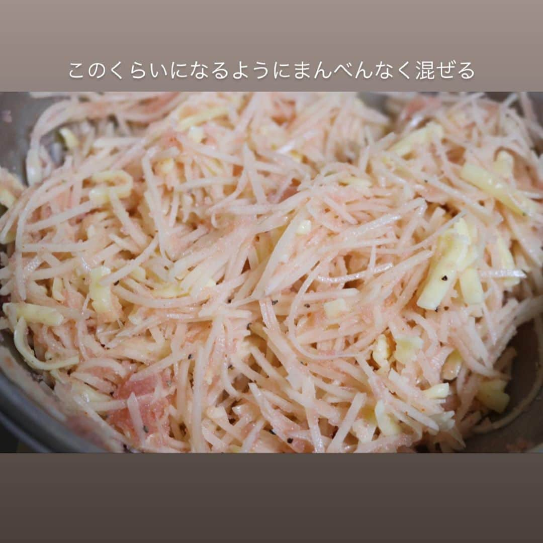 まいちくさんのインスタグラム写真 - (まいちくInstagram)「2020.9.23🥢カリトロ🤤ポテトのめんたいチーズ焼き📝レシピあります▶︎▷▶︎ ． ． 今日のお昼ごはんはポテトのめんたいチーズ焼きでした♪ ． じゃが芋大量消費メニュー。 明太子の塩味とバターの風味で調味料要らずで簡単＆旨いおかずです。 小麦粉や片栗粉を入れてもくっ付きますがじゃが芋のデンプンのみで十分付くので大丈夫🙆‍♀️ おやつにもおつまみにも合いますよー！ チーズはパルメザンとかでも◎ スライスチーズなら生地に混ぜ込まずサンドして焼いてくださいね🙋‍♀️ あ、明太子はたらこでも◎ つまり冷蔵庫にあるものでオケ👍 ． ． 色々作ってお好みの味を見つけてくださいねー！ ． ． ． 今日の明太子は @tarako1banhonpo さんに送っていただいた人気No.1の辛子明太子信八を使わせていただきました✨ 安定の美味しさ❤️ ギフトにもオススメです。 ． ． #お昼ごはん#ランチ#明太子レシピ  #めんたいチーズ焼き#明太子 #foodstagram#instafood #delistagrammer#kurashiru  #locari#おうちごはん#フーディテーブル #igersjp#ellegourmet #ouchigohanlover  #マカロニメイト#ご飯でエールを #homecooking #japanesefood#foodlovers#foodie #たらこ一番本舗」9月23日 18時10分 - maichiku3