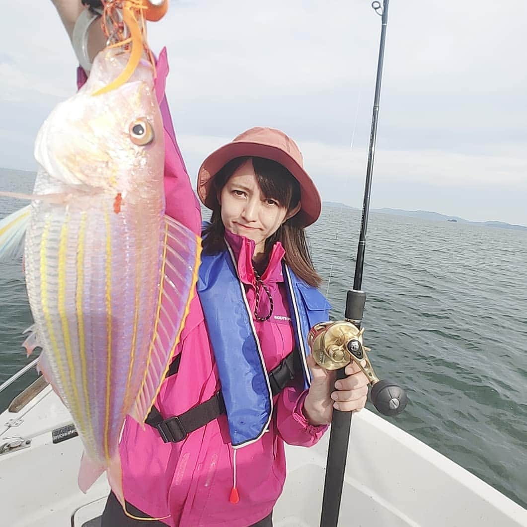 岩野理沙さんのインスタグラム写真 - (岩野理沙Instagram)「最新釣り🐟️  この間イトヨリさんも 釣れてたんだな🐈️  綺麗な色だなぁ✨  釣れて どや😤の顔😂😂😂  本当は多分まぶしい🔆😋  #釣り　#タイラバ　#釣り女子　#釣りガール　#釣り好き　#魚　#釣り好きな人と繋がりたい　#fishing　#フィッシング　#プライベート　#船　 #いとより　#fish #いわのり釣り　#佐伯　#saiki　#イトヨリ #pink　#どや顔　#綺麗」9月23日 18時11分 - risaiwano