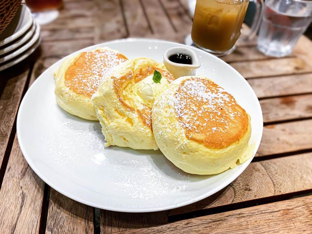 ももかわのインスタグラム：「最近ふわっふわのパンケーキばかり食べてるから 王道パンケーキ食べたい🥞  ストレス過食がとまらないから 頑張っておさえてる🤯 やばい…めちゃ太った…死ぬ🙄💫」
