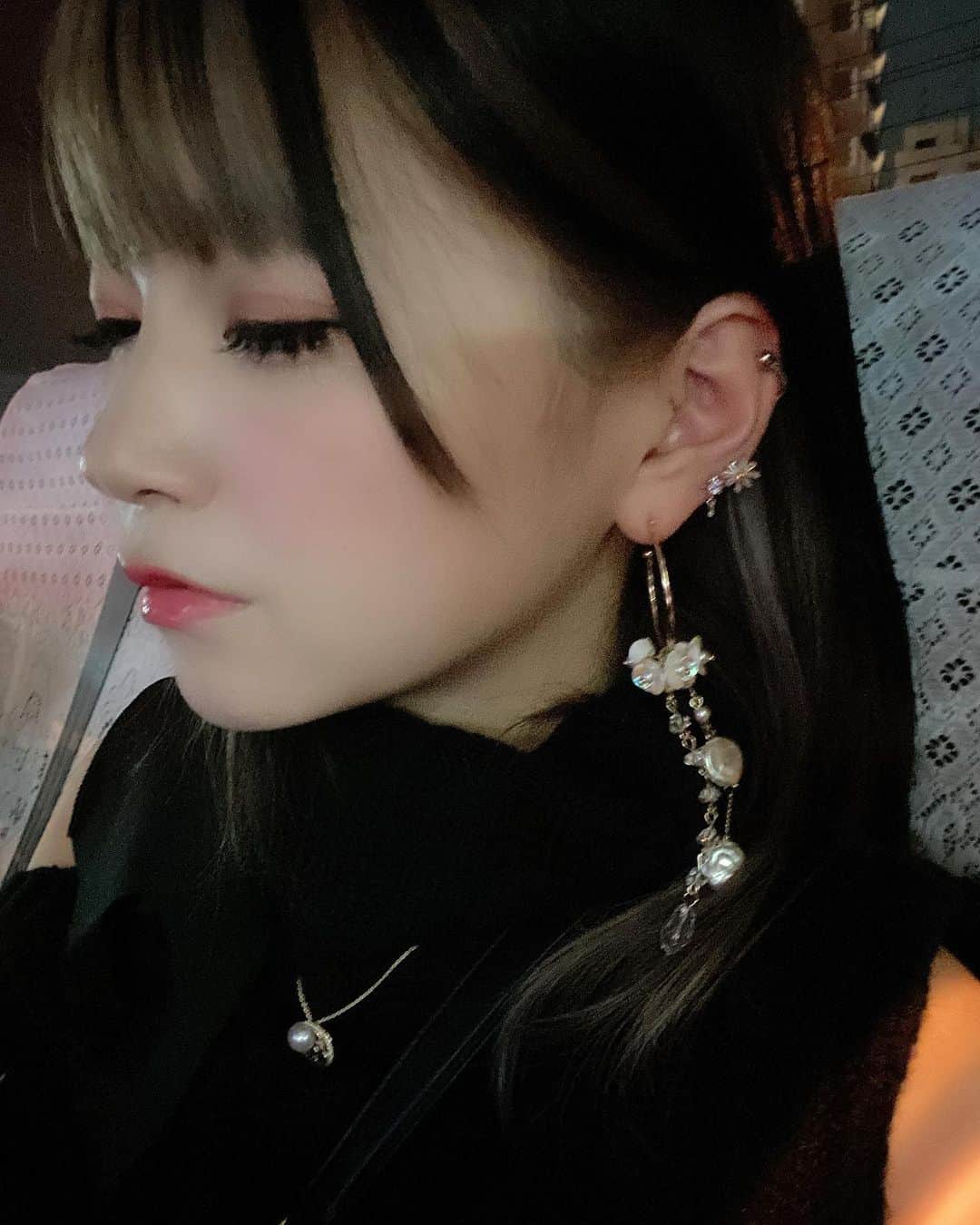 霧宮てんのインスタグラム：「新しいピアスと新しいヘアカラー」
