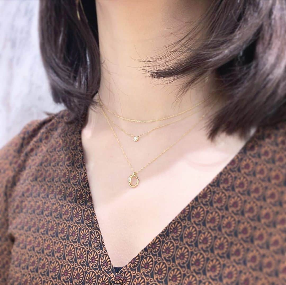 starjewelry_pressさんのインスタグラム写真 - (starjewelry_pressInstagram)「【Python Knot】 ダイヤモンドが煌めくネックレスは災いから身を守ると言われる"ヘビ"がモチーフ。 1本で着けたり、ゴールドチェインや1石ダイヤモンドのネックレスとのレイヤードスタイルもおすすめです。  お守りのように身につけて毎日をHAPPYに過ごして！  ===  公式オンラインストアでは9/30まで送料無料サービスを実施中💍  #starjewerly #スタージュエリー #phython #phythonknot #gold #diamond #ダイヤモンド #necklace #ネックレス #chain #チェーンネックレス  #coordinate #秋コーデ #jewelry #ジュエリー」9月23日 18時19分 - starjewelry_press