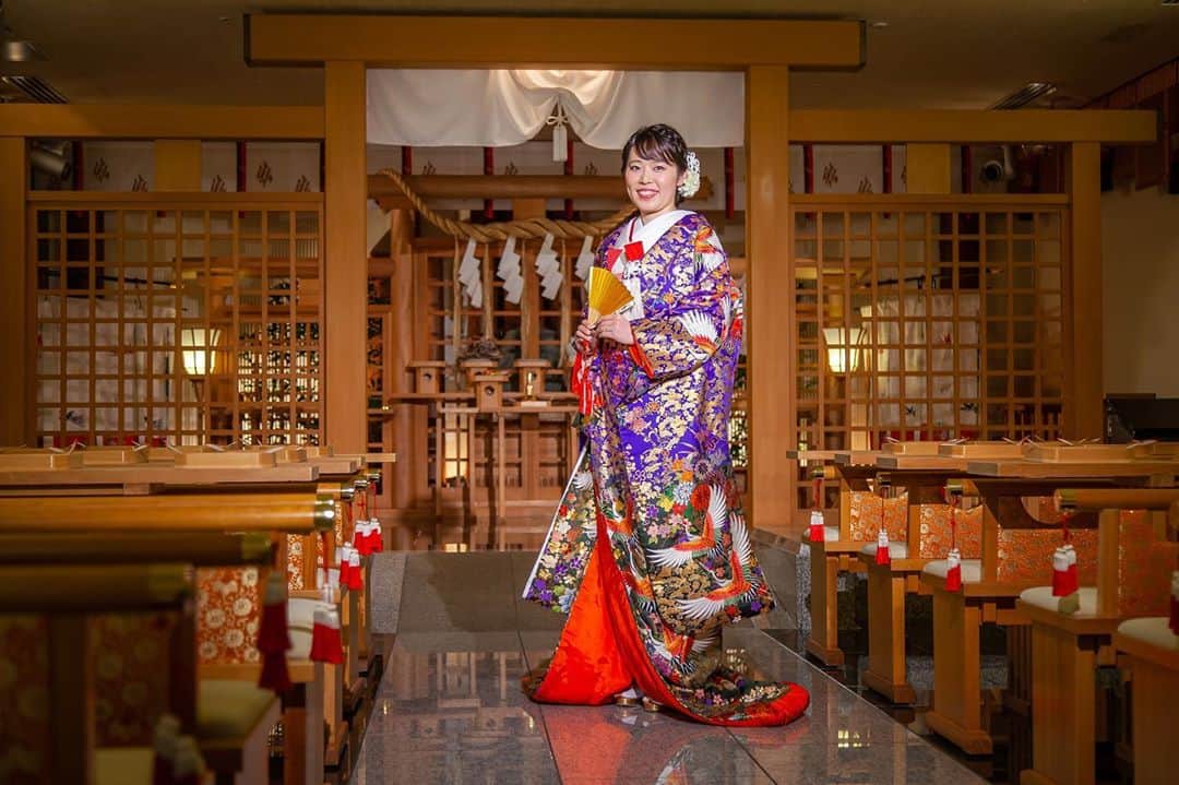 のインスタグラム：「ロゼアンシャルム自慢の 神殿でのお写真その2📷✨✨ . 和装フォトプランでは 厳かな雰囲気で 神秘的な撮影ができます👘💕  お好みの衣裳を着て素敵なお写真を残してください😃 . . オリジナルウェディングをご紹介中♪ プロフィールからHPをcheckしてね @roseuncharme  . . . #RoseunCharme #新横浜グレイスホテル#ロゼアンシャルム #新横浜 #新横浜結婚式 #横浜結婚式 #結婚式 #プレ花嫁 #プレプレ花嫁 #プレ花嫁さんと繋がりたい #全国のプレ花嫁さんと繋がりたい #ホテル婚 #ホテルウエディング　#前撮り　#前撮りフォト　#ウエディングフォト　#ブライダルフェア#色打掛 #2020秋婚 #2021春婚 #marry花嫁 #入籍 #プロポーズ #カップルさんと繋がりたい #ホテルウェディング#コロナに負けるな #和装前撮り #神殿」