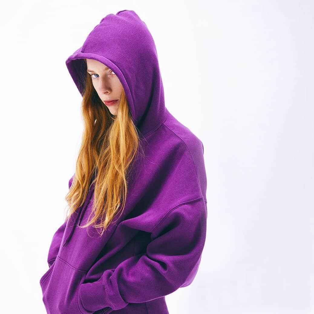 コエのインスタグラム：「・・・genderless hoodie   性別、体型、年齢を問わず着られる ジェンダーレスアイテムシリーズの中でも 今年で3シーズン目を迎えた、大人気定番アイテム。   適度な厚みと、柔らかさ、見た目のよさを 兼ね備えたこだわりの素材を使用し、 フードの大きさや袖のシルエットまでこだわった koe一押しのアイテムです。   サイズ展開：S,M,L,XL カラー展開：10色 2,990+tax   #koe #hotelkoetokyo #ユニセックス #ユニセックスコーデ #リンクコーデ #ジェンダーレス #裏起毛 #パーカー #スウェットコーデ #スウェット #hoodie #フーディー  #秋服コーデ #秋冬コーデ #秋冬ファッション #コエ #渋谷 #蛍光色 #パープル #パープルカラー #パープルコーデ」