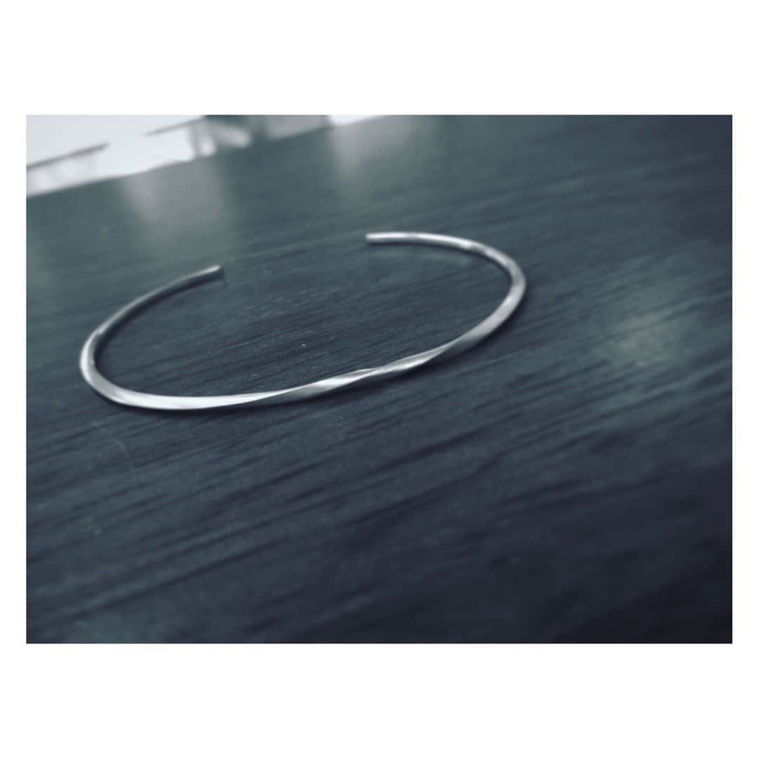 MIHOのインスタグラム：「今年の冬のイベントの準備も着々と進んでいます  今年のテーマ 【Apricity】 The warmth of the sun in winter.  Just like everything in LIFE, after winter comes spring always.  冬の太陽のぬくもり そして、冬の後には必ず春がくるということ  2020年、コロナによって立ち止まっていても、必ずそこには誰かが誰かを思いやる気持ちがあったり、ホッとする時間があったり...  コロナが終息したら、みんなが抱えている不安や、みつけたヒントがこれからの生活をより豊かにしてくれるように  そんな想いを込めたApricity  今はそんなイメージのバングルを仕上げています  このネジレは、長い人生のうち誰にでも訪れる静かな無のような時間  そんな中でも何かを感じとり 糧にしていけるような 儚さの中に力強さを込めたい  そんなことをデザインしてみました  テストがあがってきてニンマリ  これは一つ一つ 職人さんの手作りの細いバングル  こんな今を過ごしてきて そんな今だからこそ浮かんだような  オーダーしてくれた人の好きな言葉を刻めるようにしたいと思います  27.Allenは売り上げの一部を寄付させていただいておりますが、この売り上げの一部はコロナウィルスの為の活動に寄付させていただこうと思っております  みんなで自分だけではなく 誰かを思いやり、乗り越えられたら嬉しいなぁ、と  幸せのオスソワケのカタチを思う日々  今日も良い一日  27.Allen miho﻿ ﻿  ﻿ #27allen﻿ #jewelry ﻿ #accessory ﻿ #tokyo ﻿ #japan﻿ #madeinjapan﻿ #27 has a meaning﻿ #ideal﻿ #intuition﻿ #hunch﻿ #ヴァンセットアレン ﻿ #ジュエリー﻿ #アクセサリー ﻿ #27 ﻿ #数字 は ﻿ #理想 や ﻿ #直感 を表します ﻿ #ラッキーチャーム﻿ #天然石﻿ #モデル﻿ #みほ﻿ #クリスマス﻿ #松屋銀座クリスマスアクセサリース2020﻿ #松屋銀座﻿ #イベント #apricity #バングル #刻印 #prayfortheworld」