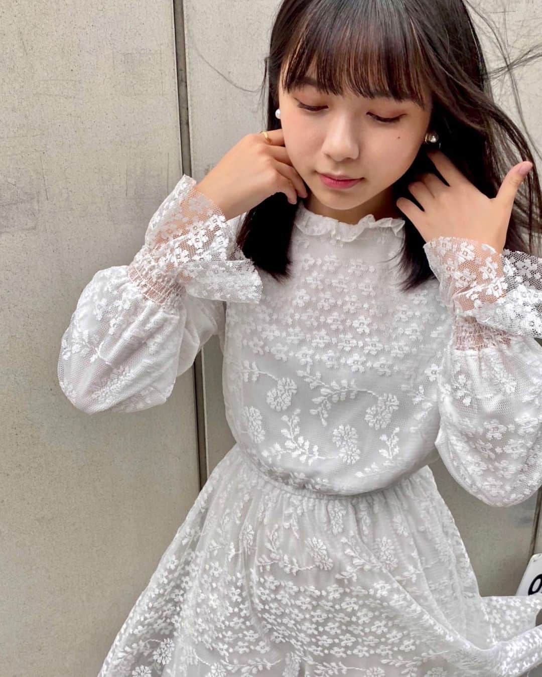 川﨑帆々花さんのインスタグラム写真 - (川﨑帆々花Instagram)「. 台風が近付いているみたいなので、 風と、雨に気を付けてください！🌬🌧 #instagood#white#dress#ootd#Japan #ワンピースコーデ#白ワンピ#女の子コーデ」9月23日 18時21分 - kawasakihonoka_official