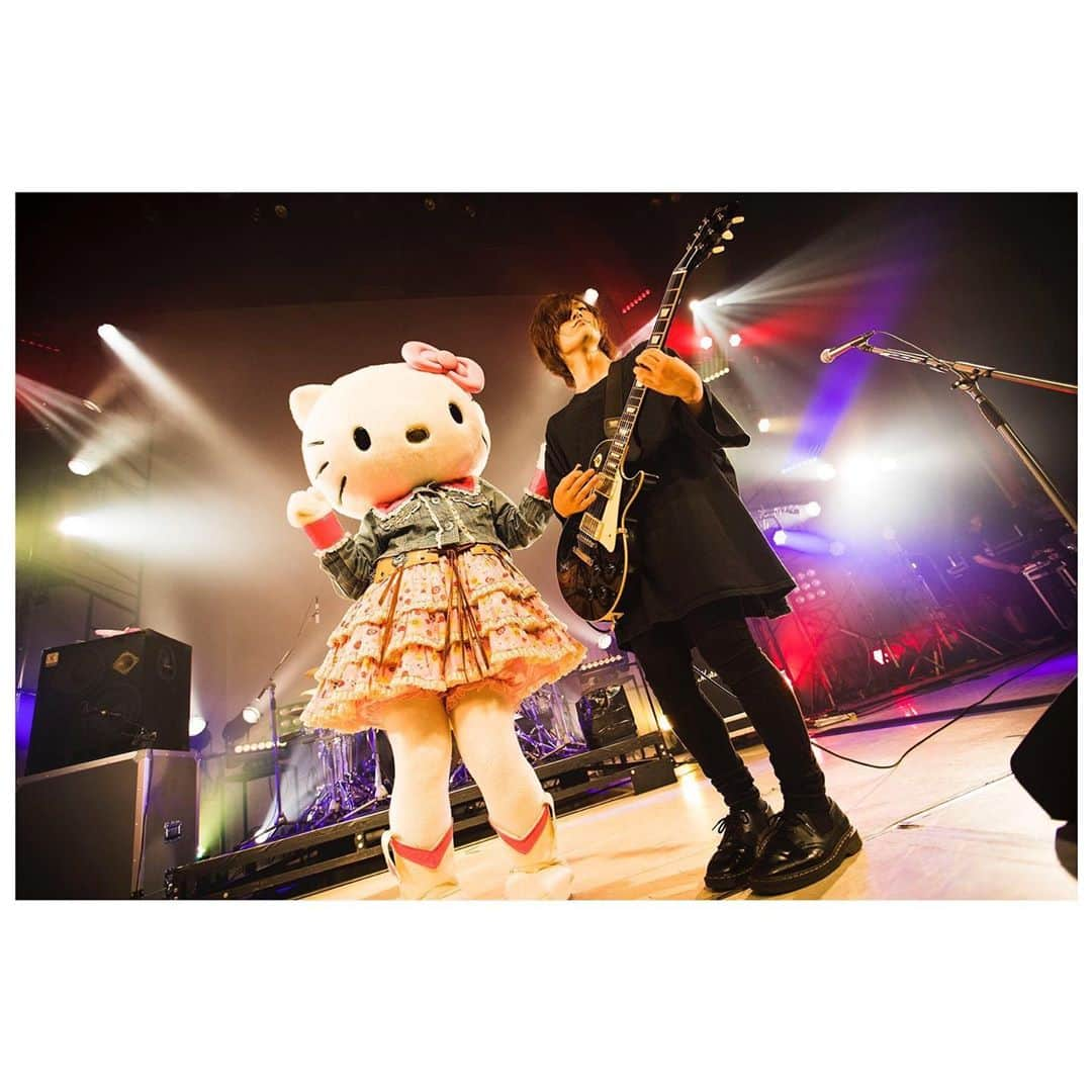 こやまたくやのインスタグラム：「#キティさんとワイ #hellokitty #kitty #kawaii #kawaiigirl #kawaiifashion  #sanrio #サンリオ #ピューロランド #ピューロ #puroland #sanriopuroland #ヤバイTシャツ屋さん #ヤバT #こやまたくや #こやまたくや同担拒否 #9月30日発売の新アルバムにこの日のライブDVDが付いてくるから絶対に買ったほうがいい #こやまたくやしか勝たん #しばくど」