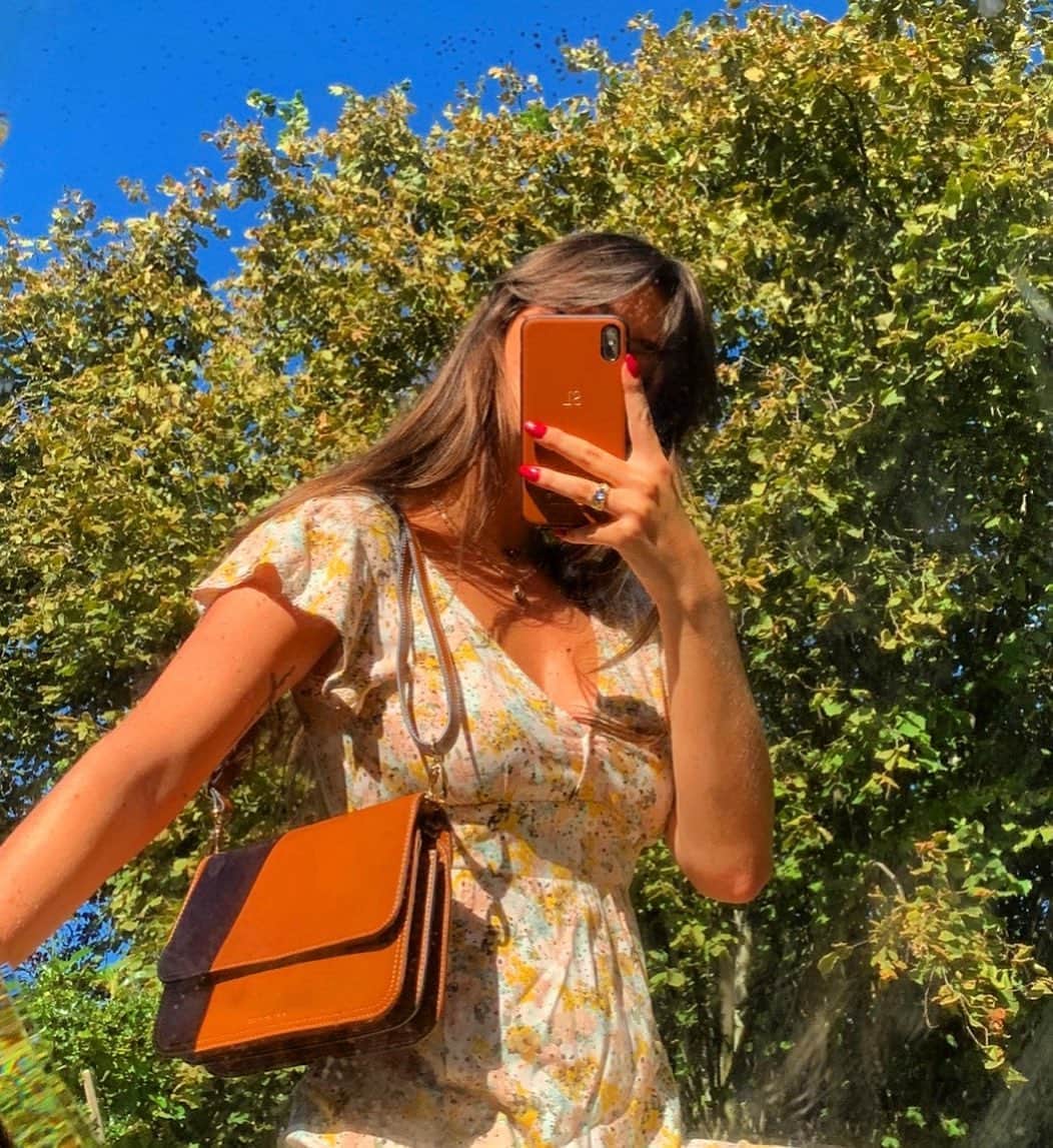 The Horseさんのインスタグラム写真 - (The HorseInstagram)「The Monday bag through the lens of @salomelgh with our Tan hybrid iPhone case, tap to shop & personalise yours today!」9月23日 18時24分 - the_horse