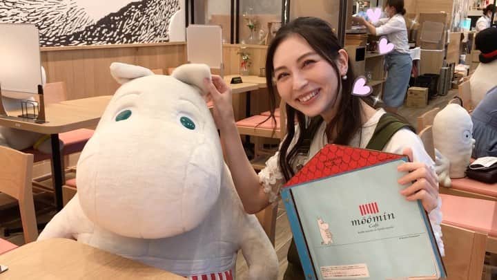 のインスタグラム：「りなとムーミンカフェに行ってきました♪ ムーミン達が席に座っていて可愛かった〜(≧▽≦) #ムーミンカフェ #cafe #レモンティー #cafestagram #カフェ巡り #カフェオレ #teatime #カフェ #カフェタイム」