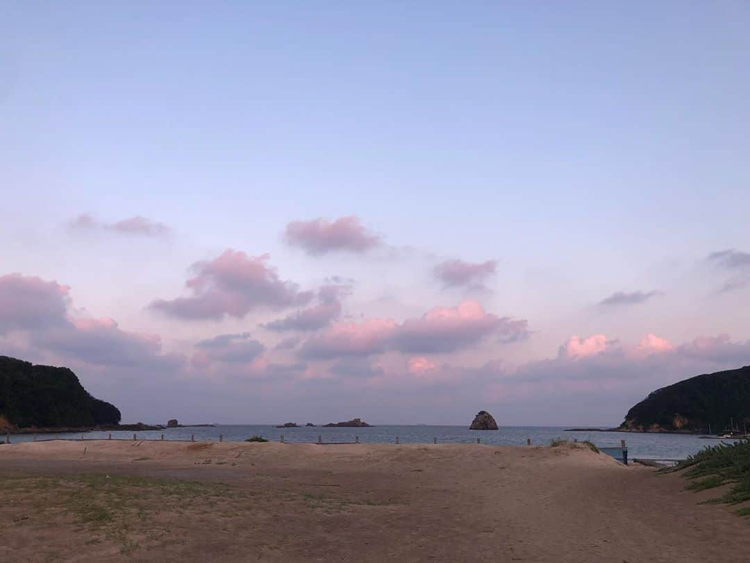 沖玲奈さんのインスタグラム写真 - (沖玲奈Instagram)「南伊豆の弓ヶ浜でサーフィン🏄‍♀️十数年振り2〜3回目。笑 初心者ですが、教えていただきながら何度か練習して最後は乗れるようになりました🌊笑(立ち上がりの練習もしたので、手首が結構痛い笑)ある程度寒くなっても出来そうなので、また来たいな〜😆✨ そしてトレーナーさんのゲストハウスにいたわんこが人懐っこくて可愛かった。🐶笑 #静岡 #南伊豆 #伊豆 #弓ヶ浜 #サーフィン #surfing #surf #初心者 #marinesports #summervacation」9月23日 18時26分 - reinaoki2508