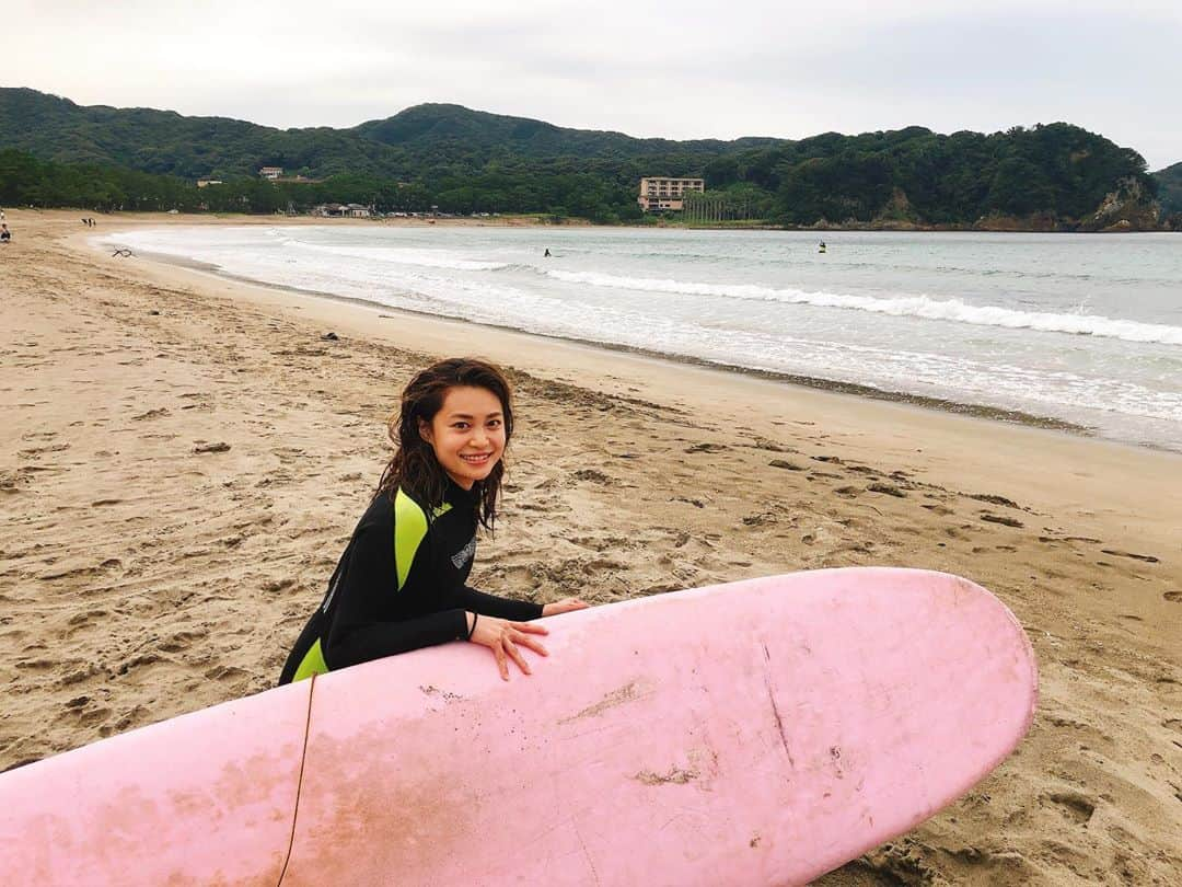 沖玲奈のインスタグラム：「南伊豆の弓ヶ浜でサーフィン🏄‍♀️十数年振り2〜3回目。笑 初心者ですが、教えていただきながら何度か練習して最後は乗れるようになりました🌊笑(立ち上がりの練習もしたので、手首が結構痛い笑)ある程度寒くなっても出来そうなので、また来たいな〜😆✨ そしてトレーナーさんのゲストハウスにいたわんこが人懐っこくて可愛かった。🐶笑 #静岡 #南伊豆 #伊豆 #弓ヶ浜 #サーフィン #surfing #surf #初心者 #marinesports #summervacation」