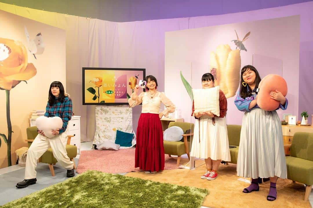 SPACE SHOWER TVさんのインスタグラム写真 - (SPACE SHOWER TVInstagram)「﻿ ／﻿ 👑9月度V.I.P.﻿ あいみょん ✨﻿ 本日21:00より﻿ リピート放送❗﻿ ＼﻿ ﻿ 📅9/23(水)21:00～﻿ 📺V.I.P. ― あいみょん ―﻿ 📣9/20に行った生放送特番をリピート放送📡✨﻿  今回のV.I.P.－あいみょん－では、今人気のお笑い芸人・ぼる塾が司会に決定。﻿番組はファンとの交流をメインとした内容となっており、“スタジオ観覧”ならぬ“リモート観覧者”として、ファンがZoomで生放送に参加。記者に扮した観覧者があいみょんに聞きたいことをぶつけるリモート記者会見を行う。﻿ ﻿ また、昨年1月に放送した特別番組にて、成人を迎えるファンをスタジオに招き、ファンの悩み相談にあいみょんが答えたが、あれから1年8ヶ月、その後どうなった？当時、夢を語ってくれたあいみょんファンが今回の番組に再度登場し、現在の近況を教えてもらう答えあわせを行います。﻿ ﻿ さらには、アルバム「おいしいパスタがあると聞いて」のタイトルにかけて、twitterでは「#スペシャとあいみょん」で、“おいしい話”や“あいみょんにやってほしいこと”を募集し番組の中で紹介する。﻿ 番組の締めくくりは、アルバムに収録された初披露の楽曲も含む、あいみょんの弾き語り生ライブも！﻿ ﻿ 今回もファンとの交流をメインに、スペシャでしか見られない素顔のあいみょんをお届けします。﻿  https://spaceshowertv.com/sp/program/special/vip_aimyon.html﻿ ﻿ #あいみょん #スペシャとあいみょん﻿ #スペシャ #スペースシャワーTV #SpaceShowerTV   photo by @kayosekiguchi」9月23日 18時26分 - spaceshower