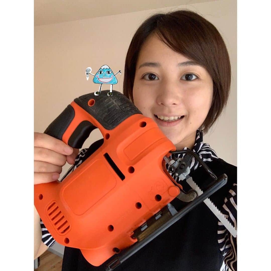フジテレビアナウンサーのインスタグラム：「藤井くんから回ってきたフジアナむすび！ わたしは最近熱中しているDIYについて紹介します。家具の再塗装をしたり棚を作ったりと色々挑戦しているのですが、自信作はフローリング！杉の無垢材を程よい長さに電動ノコギリでカットし、隙間なく敷き詰めました。最後にワックスで仕上げて完成！一気に部屋が明るくなりました。柔らかくてスベスベで、素足でとても気持ちよく過ごせます。床に寝転がって昼寝したり読書したりするのも至福のひと時です。時間が経って色味や傷など、味が出てくるのも楽しみです(^｡^)  さて、バトンはアナウンス室での席が隣の田淵アナウンサー に繋ぎます！お子さん想いな姿が印象的な田淵さん。ご自宅ではどのように過ごしているんでしょうか？  #フジアナむすび #永尾亜子 #フジテレビアナウンサー」