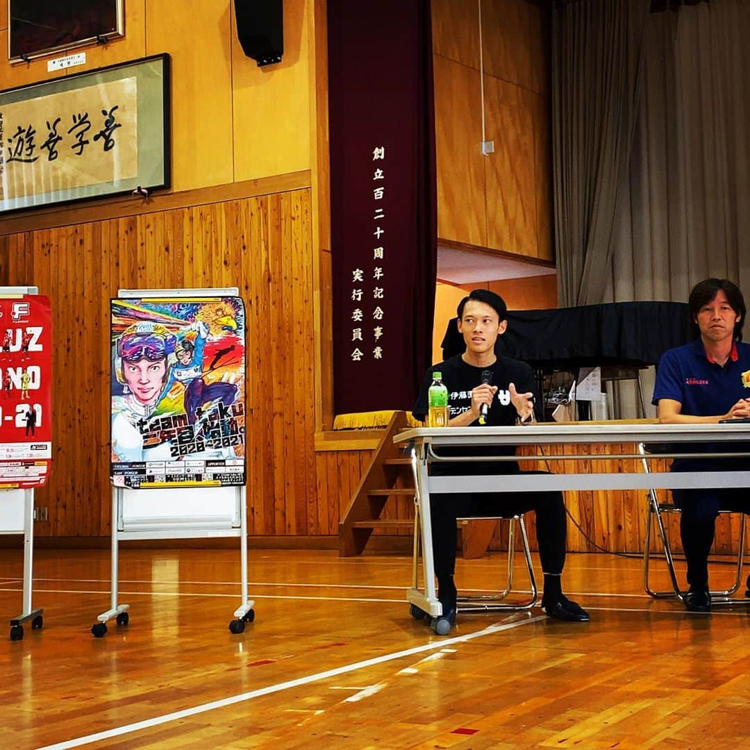 竹内択さんのインスタグラム写真 - (竹内択Instagram)「Talk event at Mamejima-school 🏫 👍  土橋さんと住さんと講演会に！僭越ながら話させて戴きました🙏 33年しか生きてませんが、割と普通ではない人生(ストーリー)だったとおもいます。  単身留学、病気、独立・・まだまだこれから色んなことあるでしょうねぇ！ 僕も小学生の皆んなと同じくいつまでも学側です📖 Photo by @com.jp.hisaki   明日は初心に戻ってミディアム飛びます⛷ #shcool #talkevent #atnagano #nagano #mamejima #130th #おめでとう🎉 #歴史って素晴らしい #pta役員 #大豆島小学校 #皆さんありがとうございました #boaluznagano #ambassador #講演会 #ボアルース長野 #itoen #densen #washimori #teamtaku #tt #skijumping #チームタク #スキージャンプ #teamtaku #チムタク #takutakeuchi #竹内択 #skijumping #skijumpingfamily #nagano #長野 #takutakeuchi #竹内択 #hisakinagamine #永峯寿樹」9月23日 18時40分 - taqtakeuchi